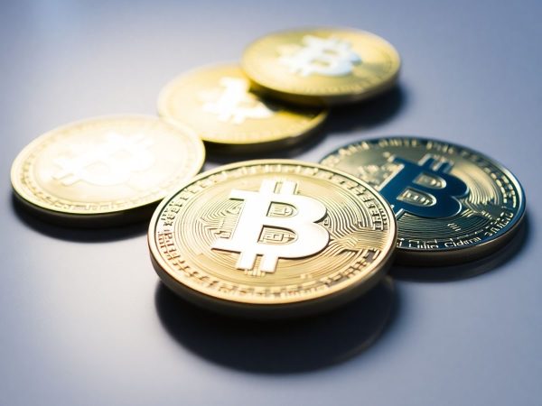 Monede cripto și săgeți ascendente